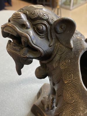 Een Chinese bronzen wierookbrander in de vorm van een Luohan op een boeddhistische leeuw, late Ming/vroege Qing — foto 8