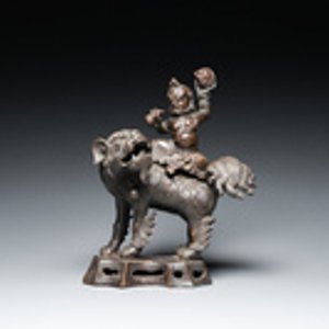 Een Chinese bronzen wierookbrander in de vorm van een Luohan op een boeddhistische leeuw, late Ming/vroege Qing — foto 2