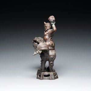 Een Chinese bronzen wierookbrander in de vorm van een Luohan op een boeddhistische leeuw, late Ming/vroege Qing — foto 5
