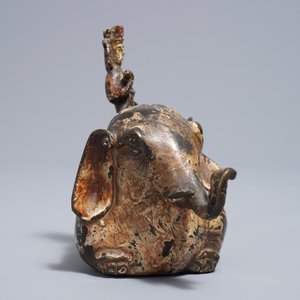 Een Chinese bronzen wierookbrander in de vorm van een olifant met berijdster, Ming — foto 3