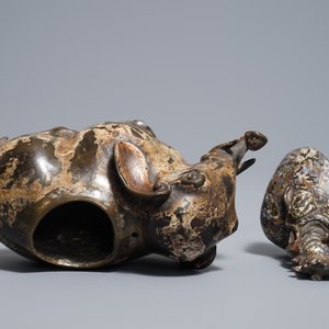 Een Chinese bronzen wierookbrander in de vorm van een olifant met berijdster, Ming — foto 6