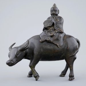 Een Chinese bronzen wierookbrander in de vorm van een wijze op een buffel, 19e eeuw — foto 2