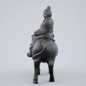 Een Chinese bronzen wierookbrander in de vorm van een wijze op een buffel, 19e eeuw — foto 5