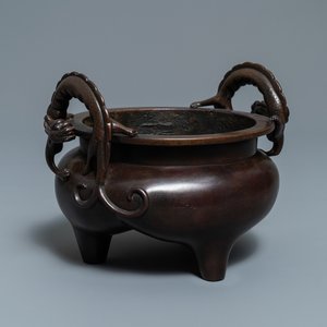 Een Chinese bronzen wierookbrander met chilong-handgrepen, 17/18e eeuw — foto 1