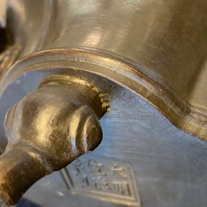 Een Chinese bronzen wierookbrander met chilong handgrepen, Xuande mark, 18e eeuw — foto 11