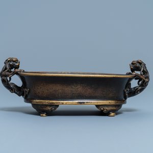 Een Chinese bronzen wierookbrander met chilong handgrepen, Xuande merk, Ming — foto 4