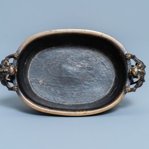 Een Chinese bronzen wierookbrander met chilong handgrepen, Xuande merk, Ming — foto 6