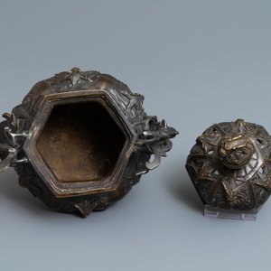 Een Chinese bronzen wierookbrander met deksel, Xuande merk, 19/20e eeuw — foto 5