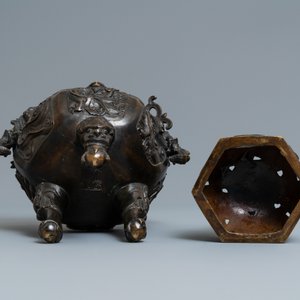Een Chinese bronzen wierookbrander met deksel, Xuande merk, 19/20e eeuw — foto 6