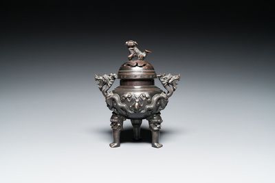 Een Chinese bronzen wierookbrander met deksel, Xuande merk, 19e eeuw