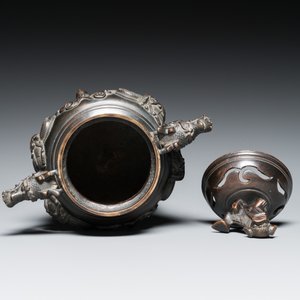 Een Chinese bronzen wierookbrander met deksel, Xuande merk, 19e eeuw — foto 5