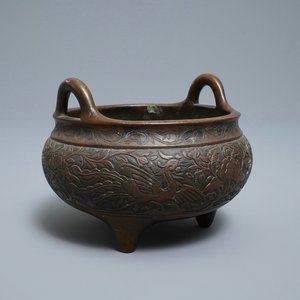 Een Chinese bronzen wierookbrander met feniksen en pioenen, Xuande merk, 18e eeuw — foto 1