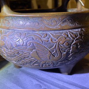 Een Chinese bronzen wierookbrander met feniksen en pioenen, Xuande merk, 18e eeuw — foto 14