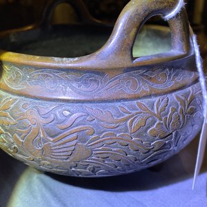 Een Chinese bronzen wierookbrander met feniksen en pioenen, Xuande merk, 18e eeuw — foto 17