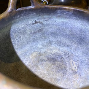Een Chinese bronzen wierookbrander met feniksen en pioenen, Xuande merk, 18e eeuw — foto 18