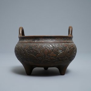 Een Chinese bronzen wierookbrander met feniksen en pioenen, Xuande merk, 18e eeuw — foto 2