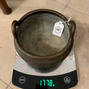 Een Chinese bronzen wierookbrander met feniksen en pioenen, Xuande merk, 18e eeuw — foto 22