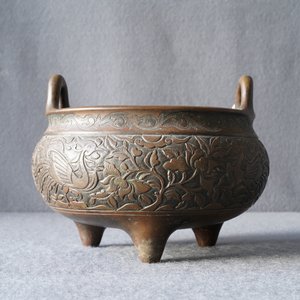 Een Chinese bronzen wierookbrander met feniksen en pioenen, Xuande merk, 18e eeuw — foto 25