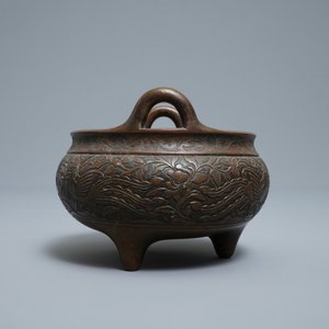 Een Chinese bronzen wierookbrander met feniksen en pioenen, Xuande merk, 18e eeuw — foto 5