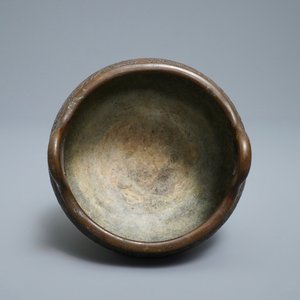 Een Chinese bronzen wierookbrander met feniksen en pioenen, Xuande merk, 18e eeuw — foto 6