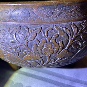 Een Chinese bronzen wierookbrander met feniksen en pioenen, Xuande merk, 18e eeuw — foto 9