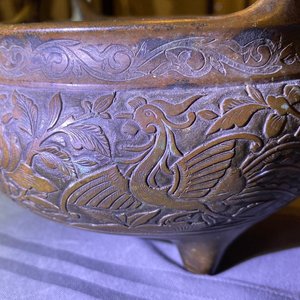 Een Chinese bronzen wierookbrander met feniksen en pioenen, Xuande merk, 18e eeuw — foto 10