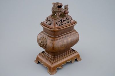 Een Chinese bronzen wierookbrander met geëtst decor, 18/19e eeuw