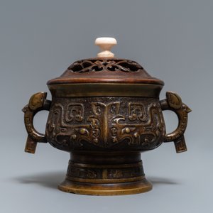 Een Chinese bronzen wierookbrander met houten deksel, Xuande merk, 19e eeuw — foto 2