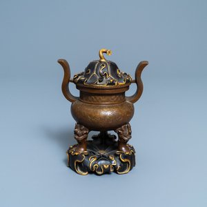 Een Chinese bronzen wierookbrander met 'lotusblad' deksel en sokkel, 17/18e eeuw — foto 1