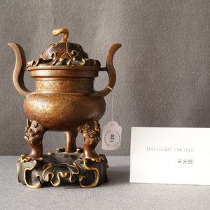 Een Chinese bronzen wierookbrander met 'lotusblad' deksel en sokkel, 17/18e eeuw — foto 20