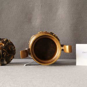 Een Chinese bronzen wierookbrander met 'lotusblad' deksel en sokkel, 17/18e eeuw — foto 22