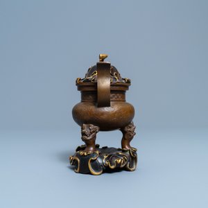 Een Chinese bronzen wierookbrander met 'lotusblad' deksel en sokkel, 17/18e eeuw — foto 3