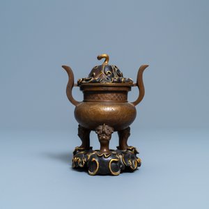 Een Chinese bronzen wierookbrander met 'lotusblad' deksel en sokkel, 17/18e eeuw — foto 4