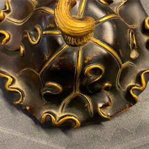 Een Chinese bronzen wierookbrander met 'lotusblad' deksel en sokkel, 17/18e eeuw — foto 9