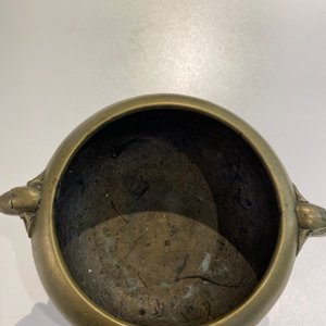 Een Chinese bronzen wierookbrander met olifantenoren en -poten, Qianlong merk en periode — foto 11