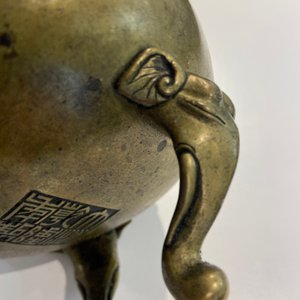 Een Chinese bronzen wierookbrander met olifantenoren en -poten, Qianlong merk en periode — foto 14