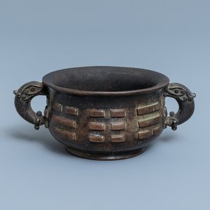 Een Chinese bronzen wierookbrander met trigrammen, Ming — foto 1