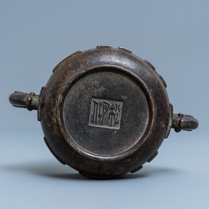 Een Chinese bronzen wierookbrander met trigrammen, Ming — foto 7