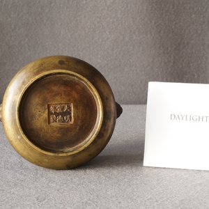 Een Chinese bronzen wierookbrander, Xuande merk, 17/18e eeuw — foto 10