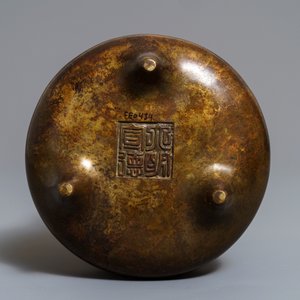 Een Chinese bronzen wierookbrander, Xuande merk, 19e eeuw — foto 6