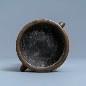 Een Chinese bronzen wierookbrander, Xuande merk, Qing — foto 6