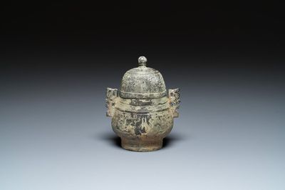 Een Chinese bronzen 'you' of rituele wijnkan, Zhou, ca. 11e-9e v.C.