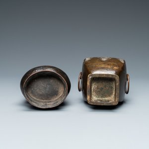Een Chinese bronzen 'zhi' vaas en een archaïsche vaas met twee ringen, Song en Qing — foto 6