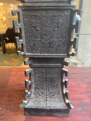 Een Chinese bronzen 'zun' vaas met taotie decor, Ming — foto 2