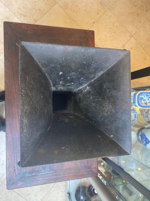 Een Chinese bronzen 'zun' vaas met taotie decor, Ming — foto 5