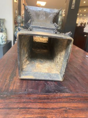 Een Chinese bronzen 'zun' vaas met taotie decor, Ming — foto 6
