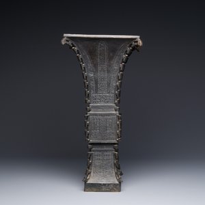 Een Chinese bronzen 'zun' vaas met taotie decor, Ming — foto 5