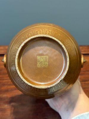 Een Chinese bruin geglazuurde 'hu' vaas met verguld bloemslinger decor, Jiaqing merk en periode — foto 11