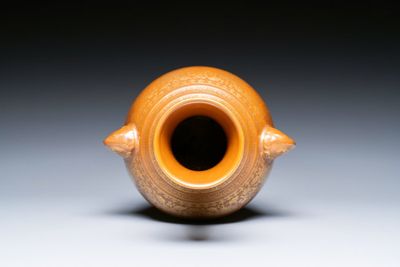 Een Chinese bruin geglazuurde 'hu' vaas met verguld bloemslinger decor, Jiaqing merk en periode — foto 5