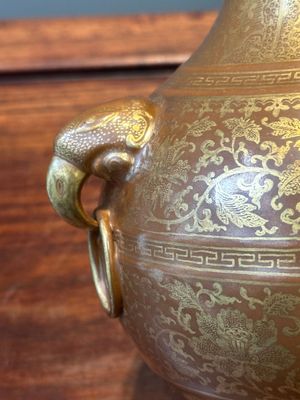 Een Chinese bruin geglazuurde 'hu' vaas met verguld bloemslinger decor, Jiaqing merk en periode — foto 9